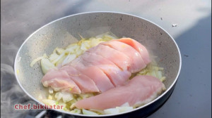 مرغ مجلسی با پلو مخلوط زیتون