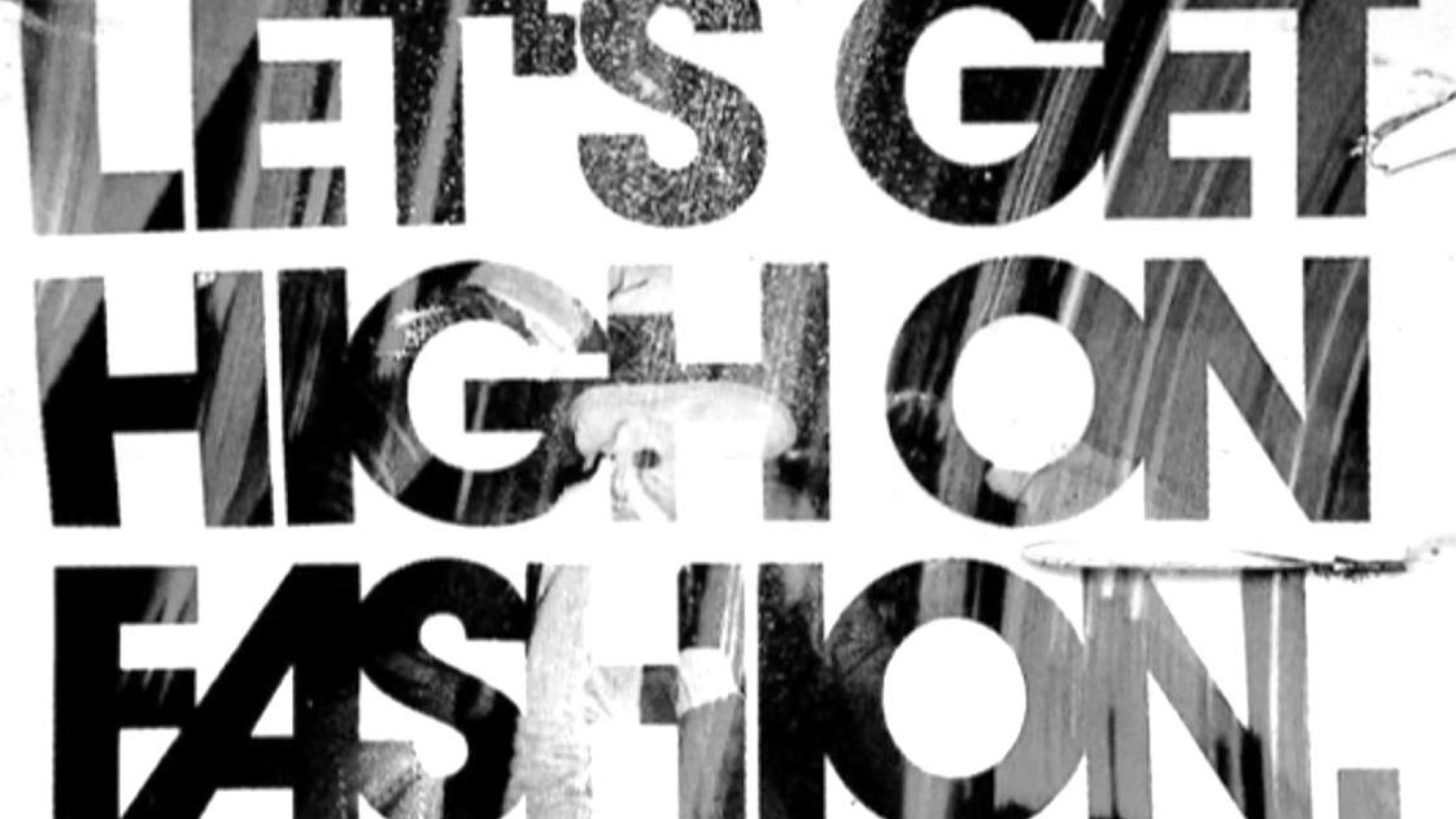 Он танцует в темноте