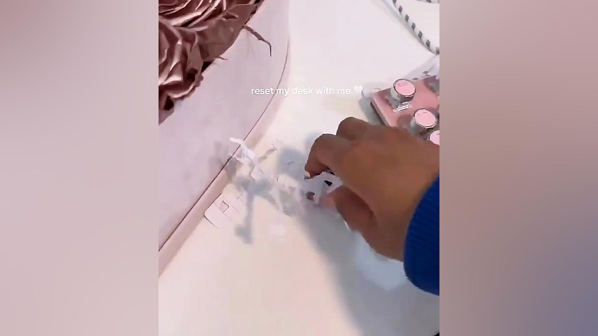 تمیز کردن میز تحریر