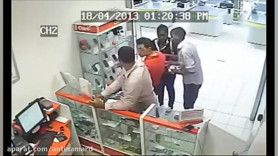 دزدی مرد سیاهپوست از مغازه فرو...