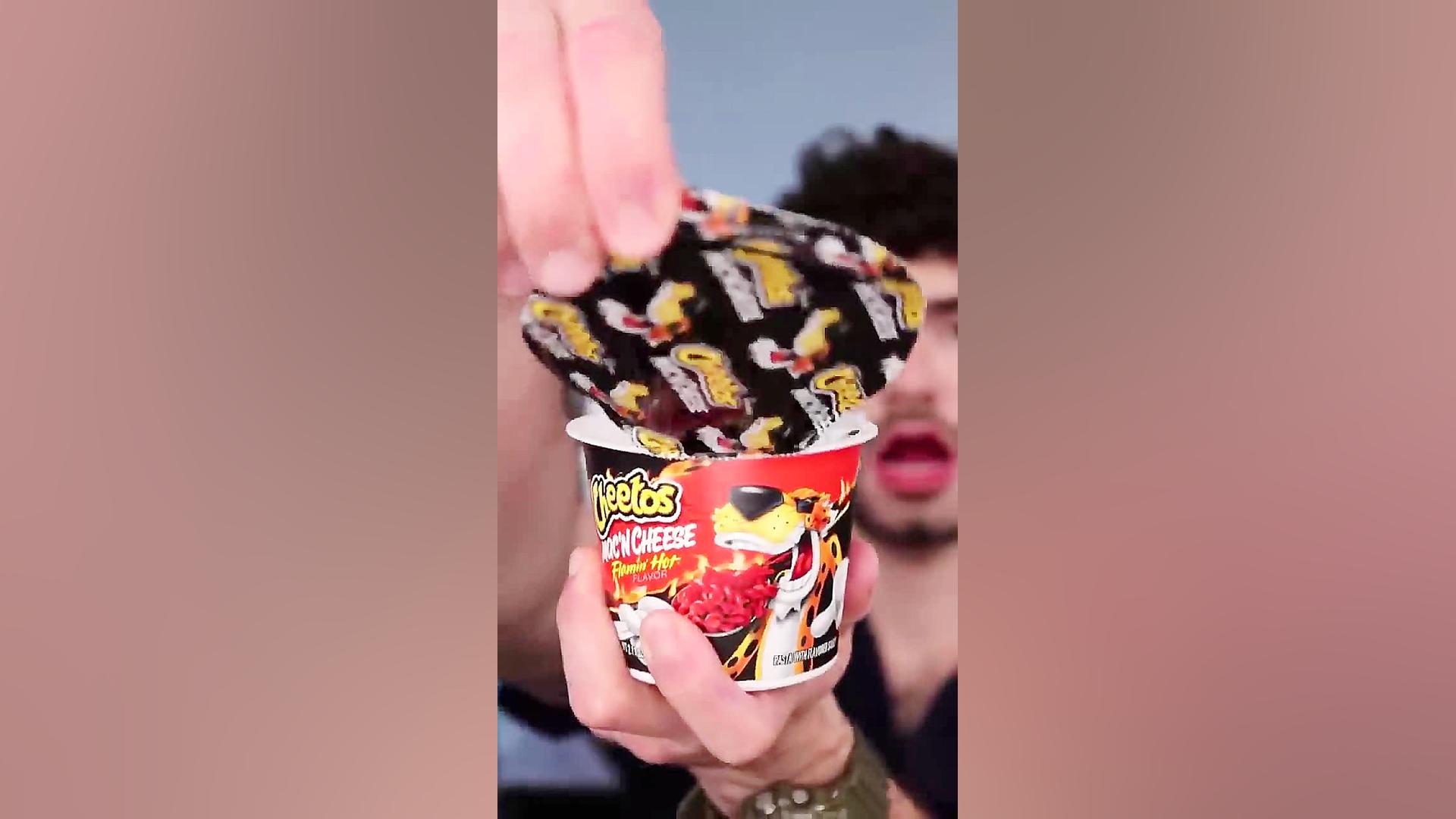 خوردن تیز ترین خوراکی های جهان