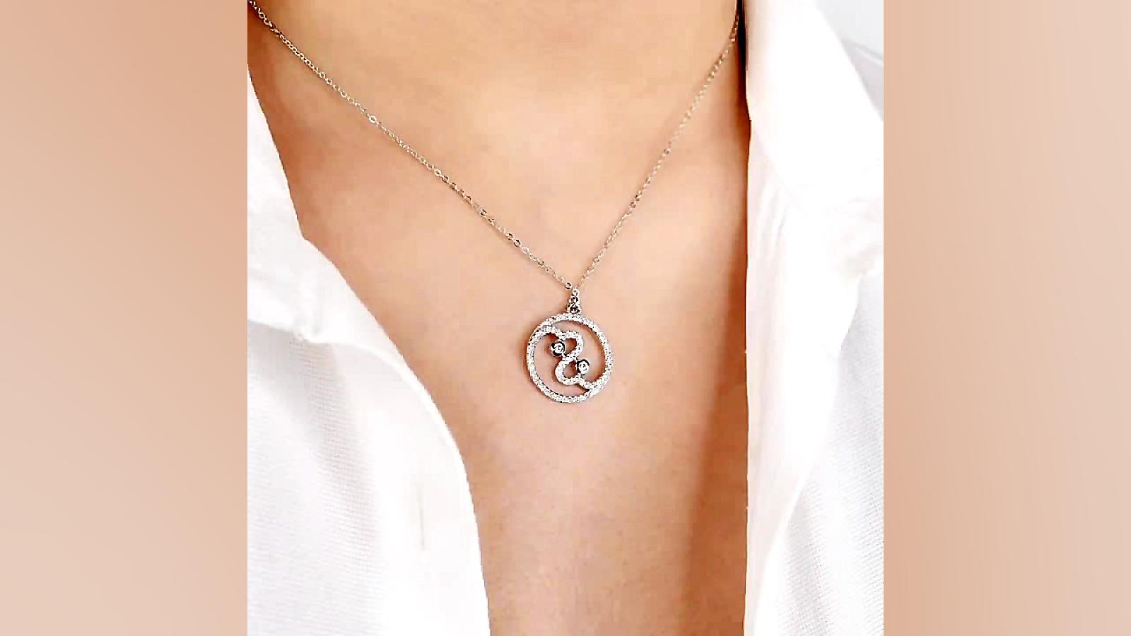 گردنبند دایره نقره داخل طرح دا...