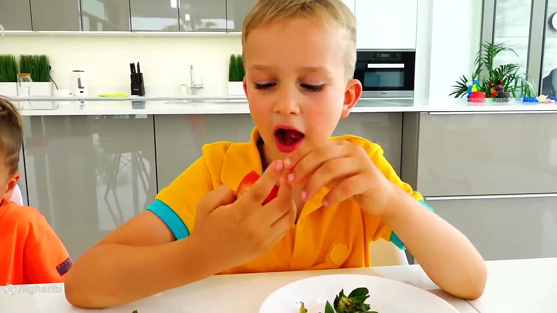 کریس و مامان نشون میدن که شستن...