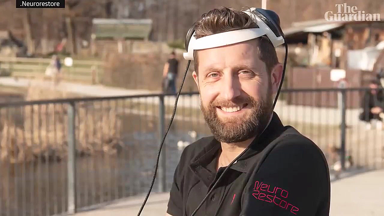 این مرد معلول با کاشت تراشه مغ...