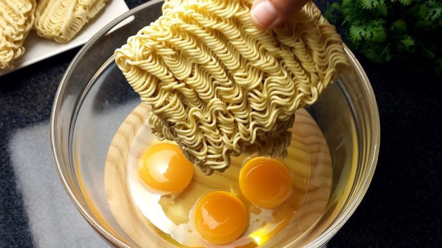 نودل و تخم مرغ را به این روش ب...