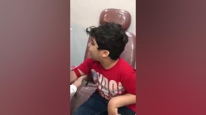 آمپول زدن یک بچه سوسول خندہ دا...