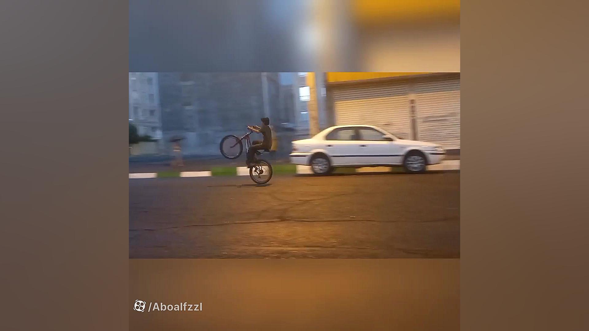 تک چرخ با دوچرخه