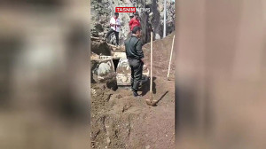 خودروی مدفون شده زیر خاک در جا...