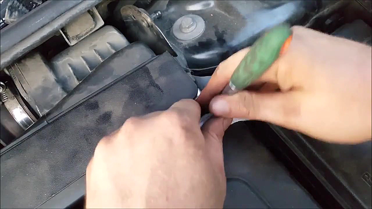 تعویض فیلتر هوای رنو فلوئنس