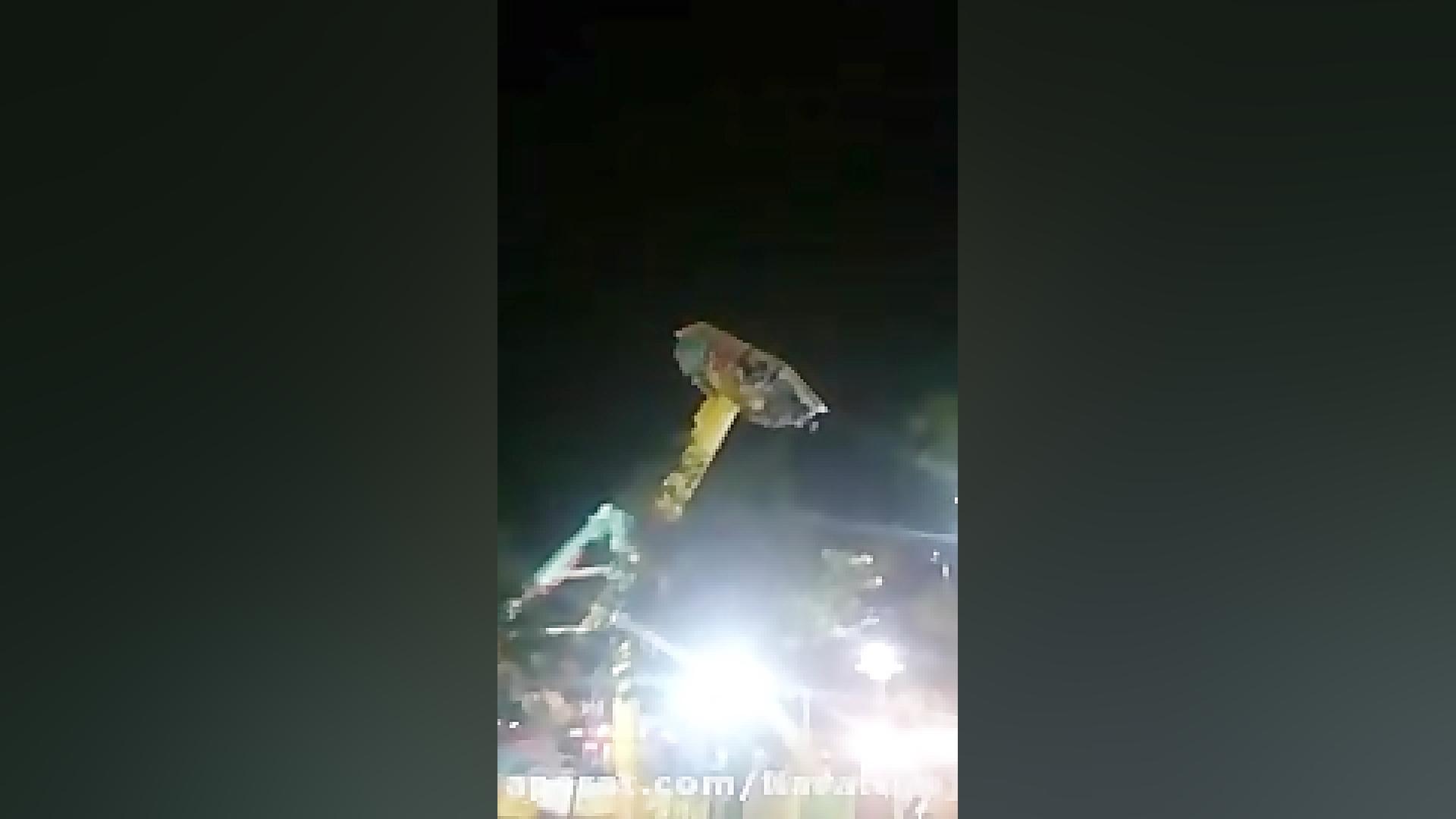 گیر کردن چرخ و فلک در پارک صفه...