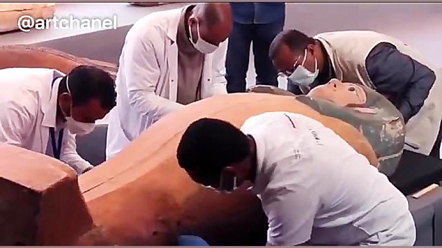 لحظه شگفت‌انگیز باز کردن تابوت...