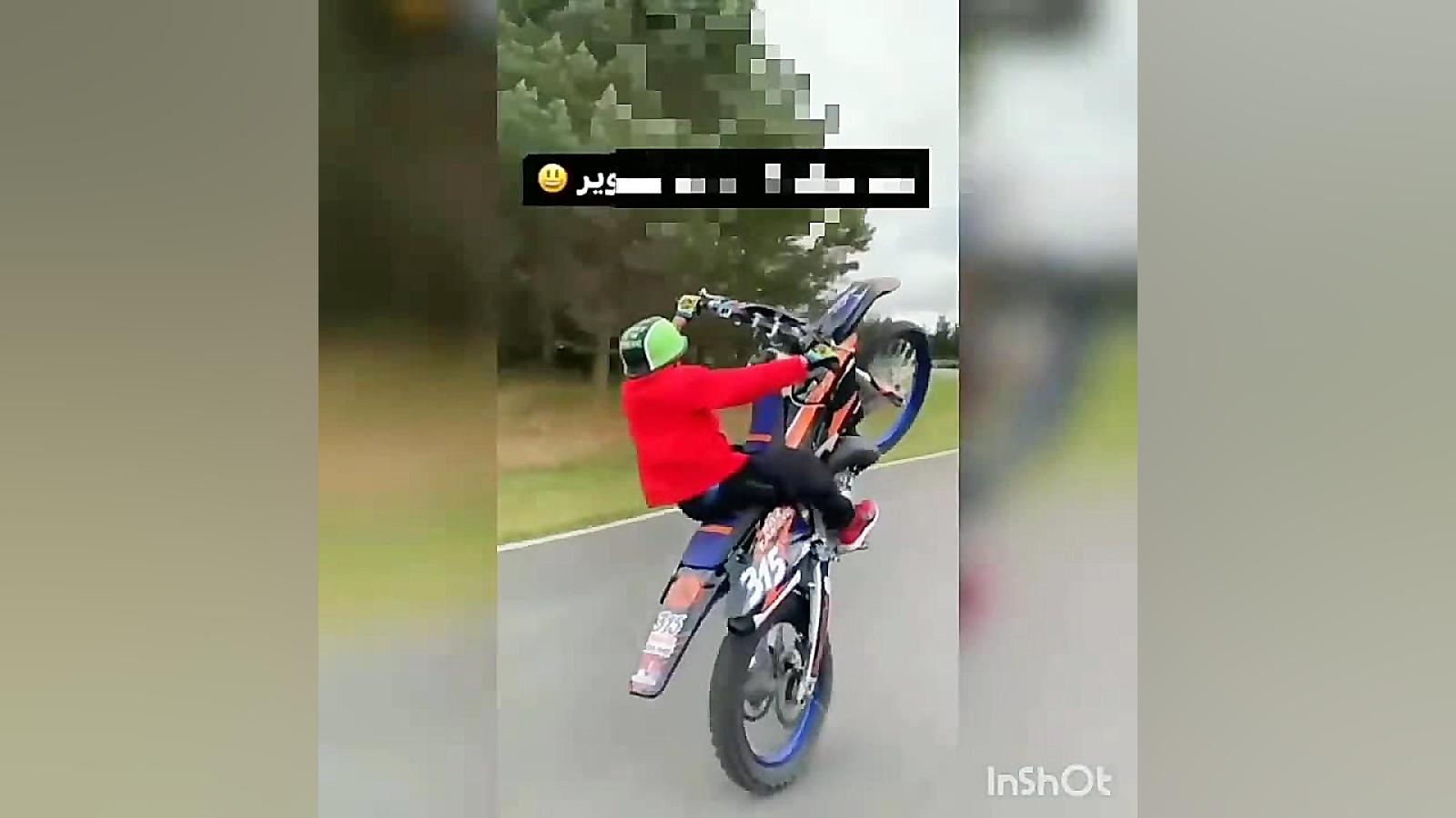 تک چرخ زدن پسر ۸ ساله با موتور