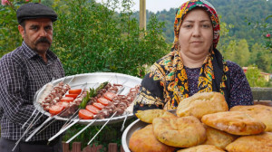 پختن نان روستایی به همراه کباب...