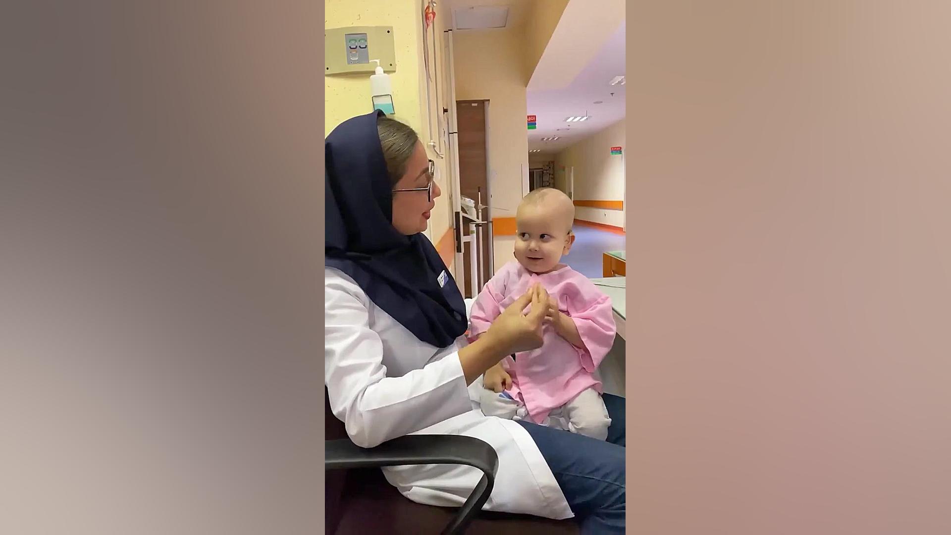 اهنگ خواندن پرستار مهربان برای...