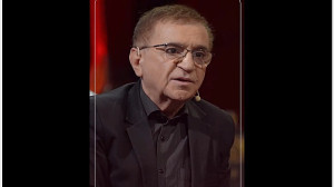 آدم ها رو لحظه ها پیر نمی کنند...