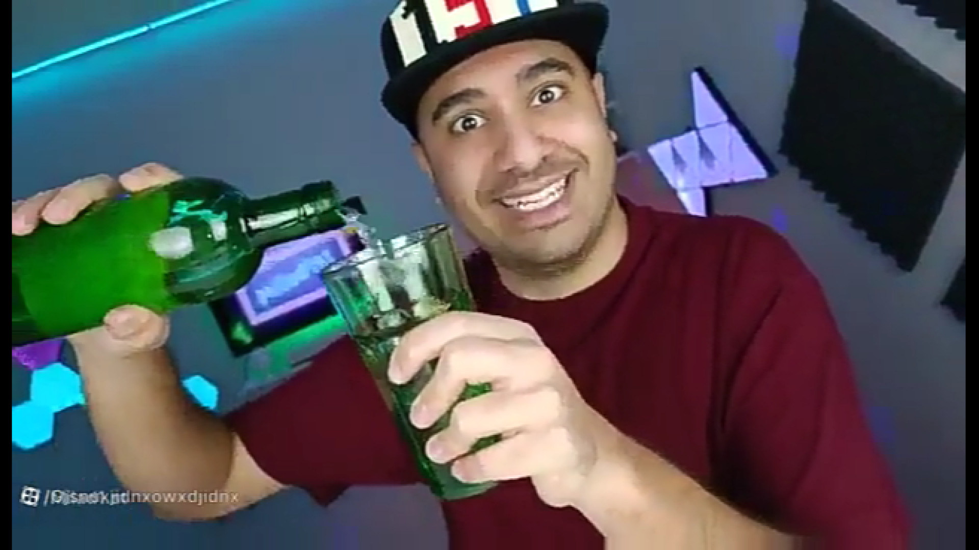 میلاد وان اس تی آتیش زدن کاغذ...