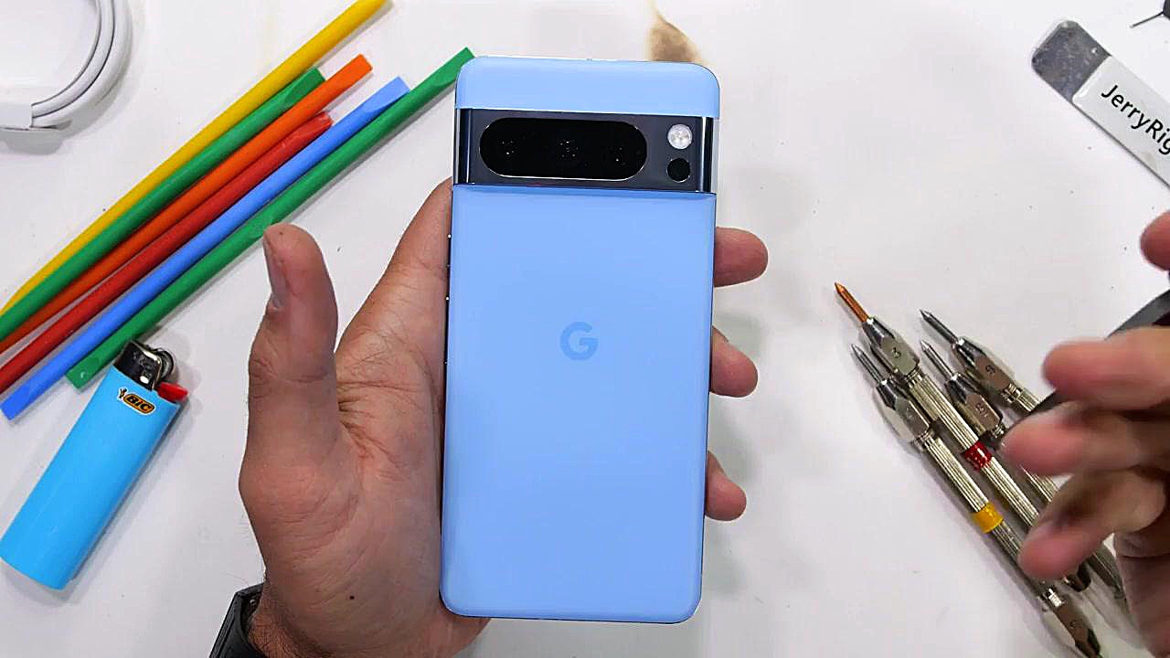 آزمون خم شدن پیکسل ۸ پرو گوگل