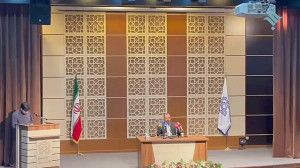 دعوت وزیر اقتصاد از دانشجویان برای حل مشکلات این وزارتخانه دعوت وزیر اقتصاد از دانشجویان برای حل مشکلات این وزارتخانه