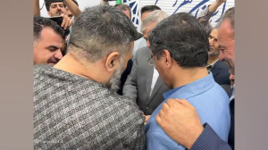 فیلم لحظه باز کردن دستبند یک قاتل توسط رئیس دادگستری تهران فیلم لحظه باز کردن دستبند یک قاتل توسط رئیس دادگستری تهران