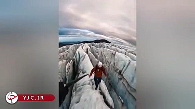 منظره ای زیبا از کوه های یخ در ایسلند منظره ای زیبا از کوه های یخ در ایسلند