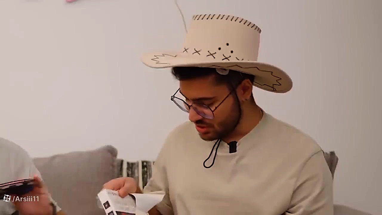 آنباکسینگ با سوگنگ و مهرشاد