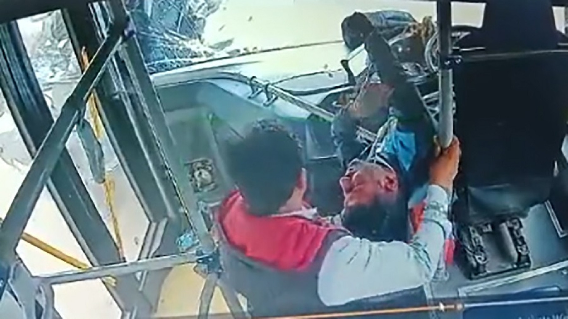 حمله قلبی راننده اتوبوس پشت فر...