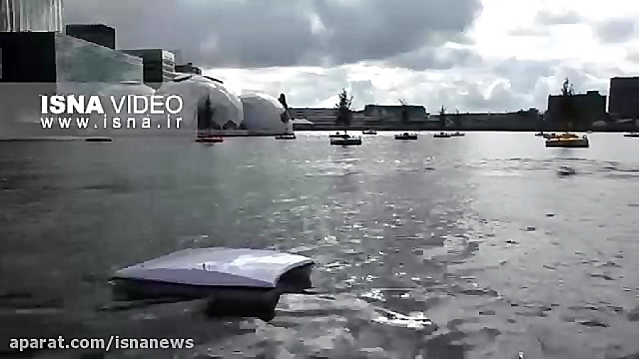 جمع آوری زباله از سطح آب با رب...