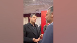 گفت و گوی حاشیه ای سام درخشانی با یک نماینده مجلس گفت و گوی حاشیه ای سام درخشانی با یک نماینده مجلس