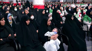 از بانویی که با کودک خود روی سکوی قهرمانی رفت، تشکر می کنم از بانویی که با کودک خود روی سکوی قهرمانی رفت، تشکر می کنم