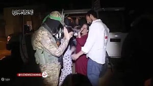 خداحافظی اسرای اسرائیلی با مبارزان فلسطینی خداحافظی اسرای اسرائیلی با مبارزان فلسطینی