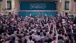 لحظه ورود رهبر انقلاب به حسینیه امام خمینی(ره) لحظه ورود رهبر انقلاب به حسینیه امام خمینی(ره)