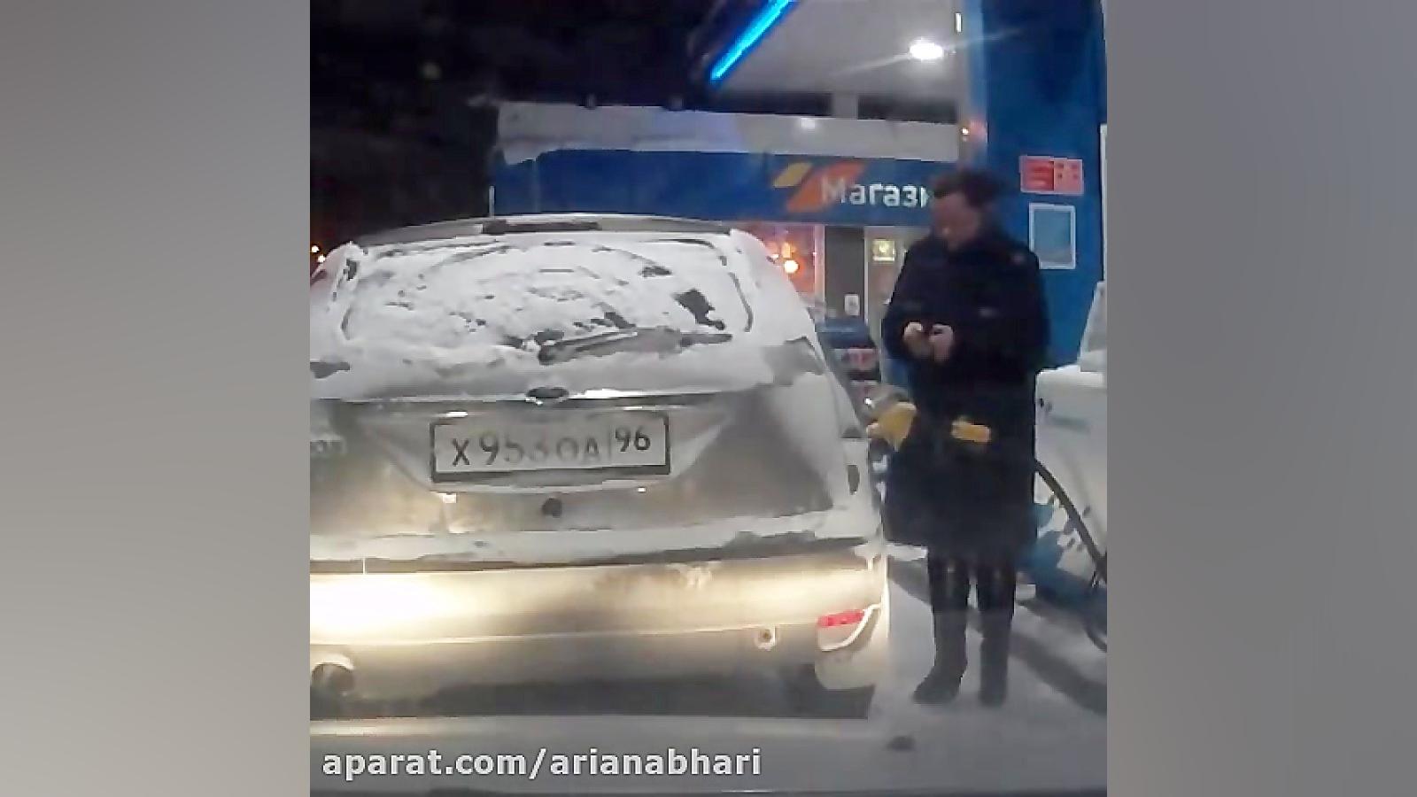 آتش زدن یک دیوانه در پمپ بنزین