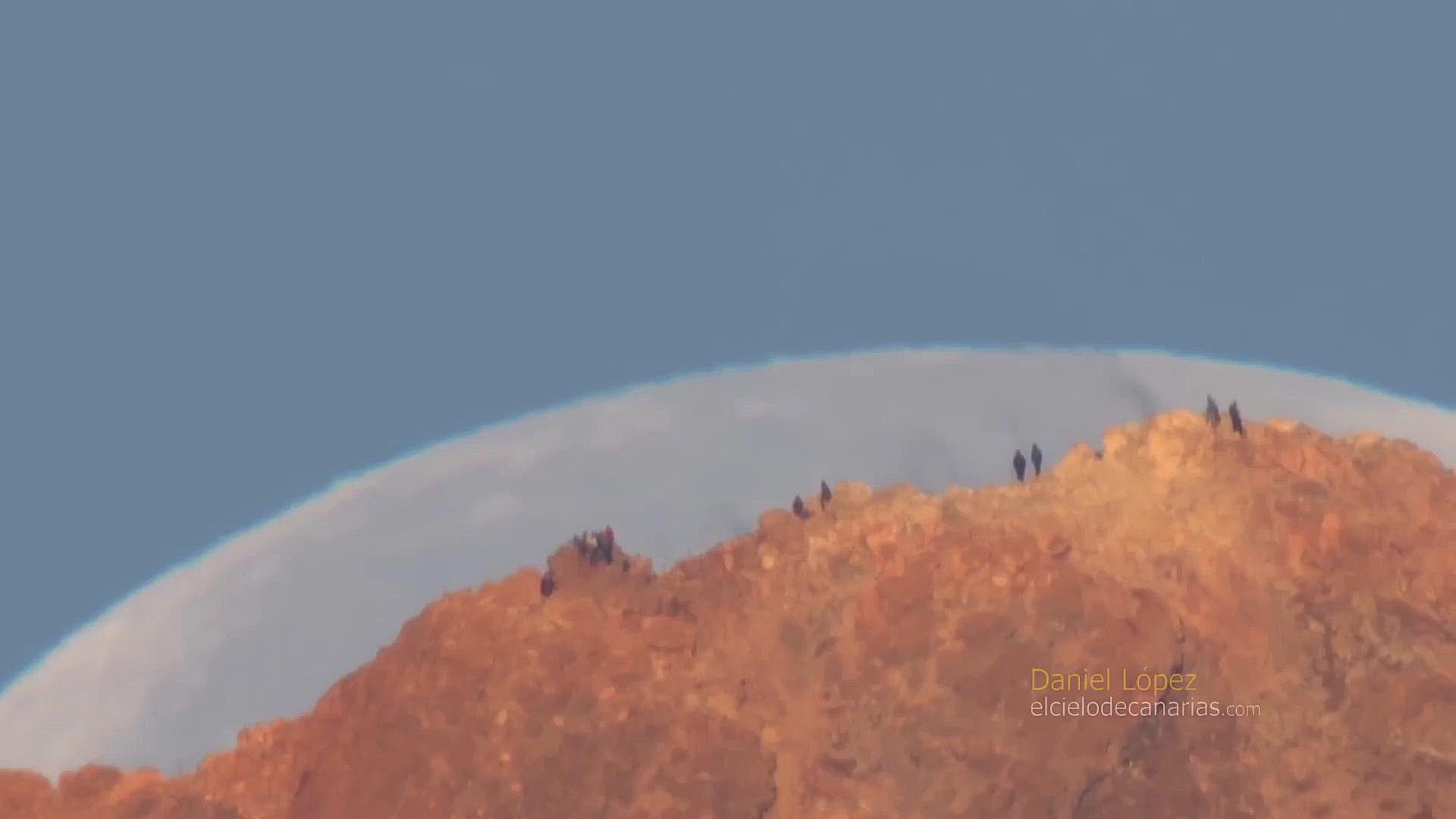 غروب ماه پشت کوه آتشفشانی تید