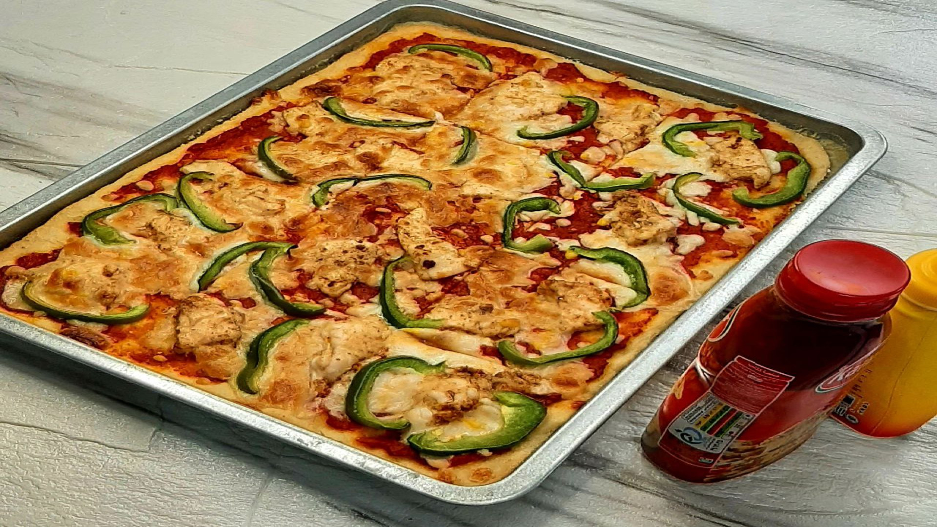 طرز تهیه پیتزا با فیله مرغ و س...