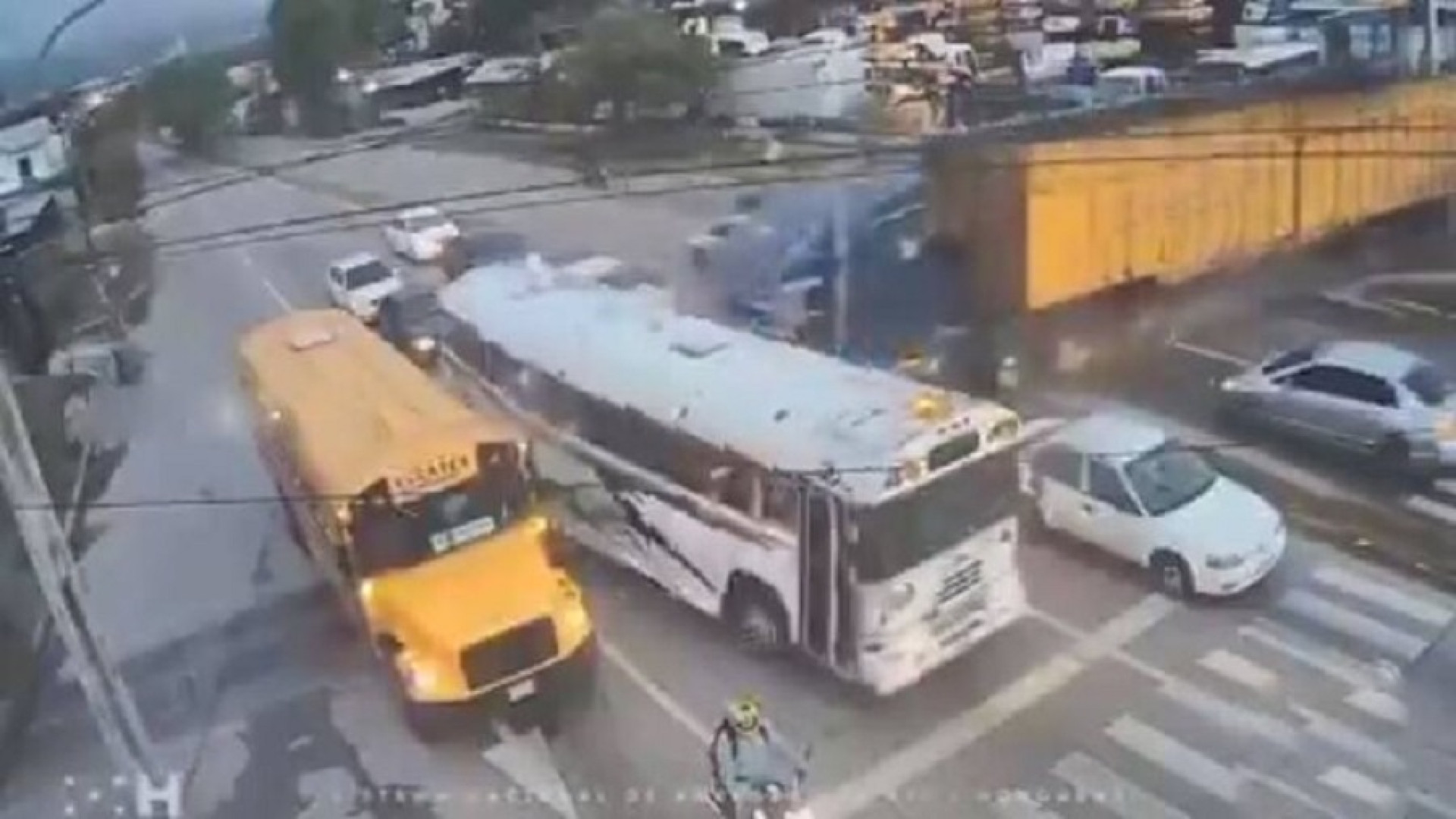 لحظه هولناک له کردن دو اتوبوس...