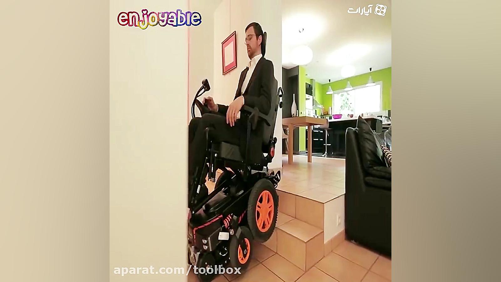 ویلچری که از پله ها بالا و پای...