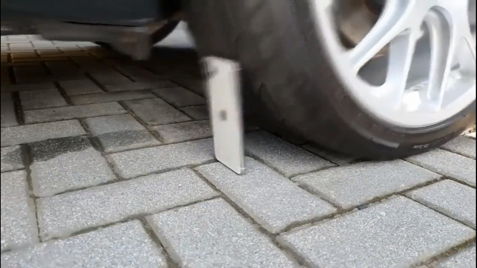 چالش له کردن ایفون13