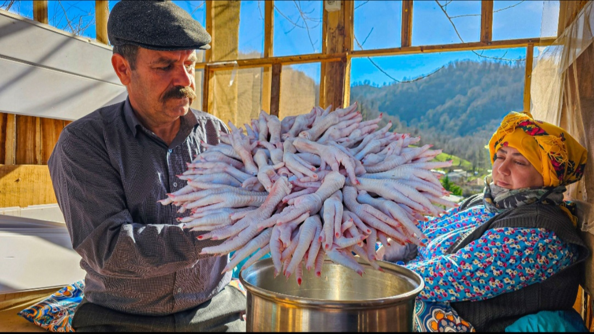 پخت سوپ محلی همراه با پای مرغ!...