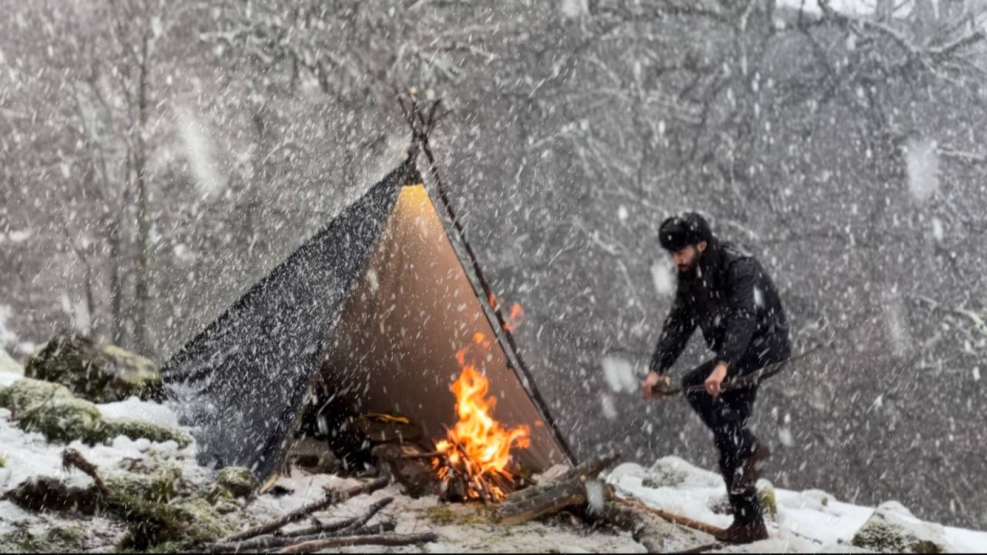 کمپ انفرادی در برف شدید در جنگ...