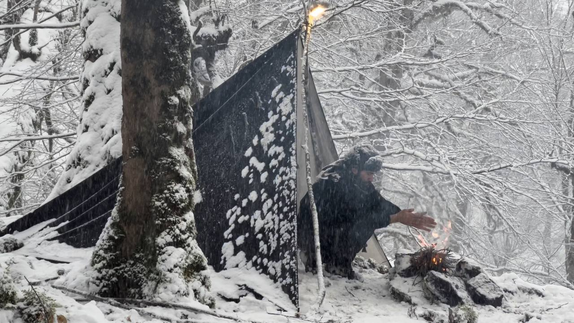 کمپینگ شبانه در برف شدید در جن...