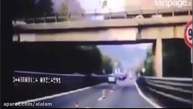 تخریب پل زیر بار سنگین خودروها...