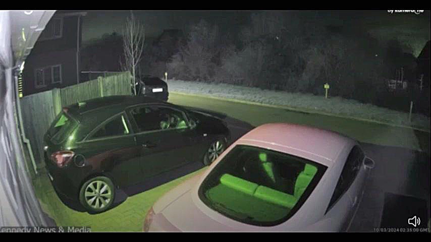 روح سرگردان در اطراف خودرو این...