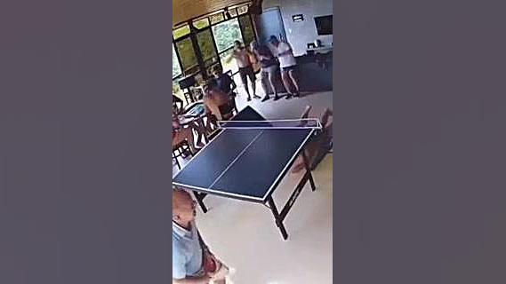 بازی پینگ‌پنگ مردان. (حتما ببی...
