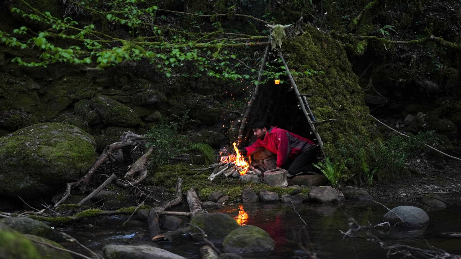 ساخت کلبه و کمپینگ در کنار رود...