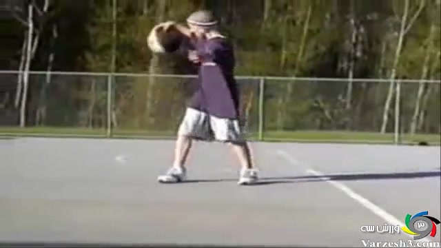 حرکات نمایشی پسربچه بسکتبالیست