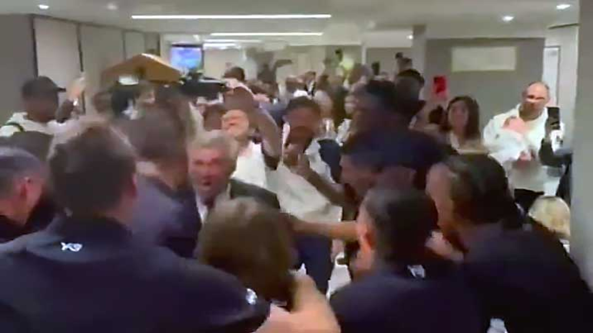 جشن و پایکوبی دیوانه&zwnj;وار...