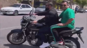 هادی چوپان با موتور جدیدش ژست...