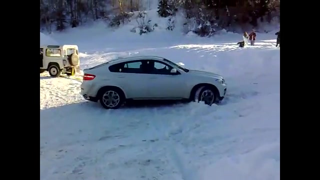 گیر کردن بی ام و x6 در برف
