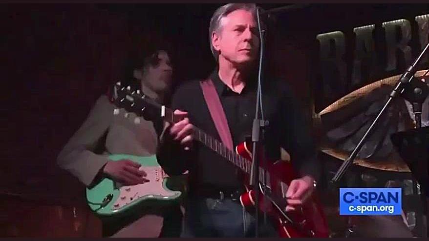 گیتار زدن وزیر خارجه آمریکا در...