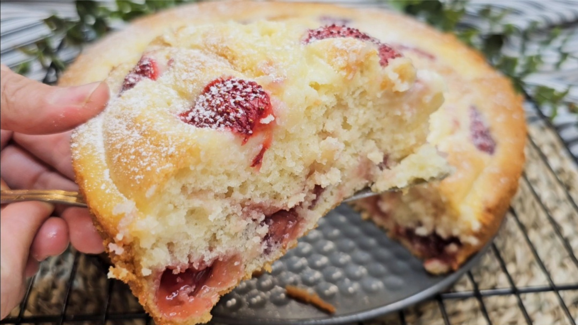 طرز تهیه کیک توت فرنگی کرمدار...